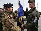 Generalmajor Fungo übergibt die Insignie der "JLSG" an Oberst Prieler. (Bild öffnet sich in einem neuen Fenster)