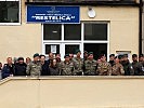 Das "Health Care Team" vor der Schule des Dorfes. (Bild öffnet sich in einem neuen Fenster)