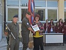Oberst Prieler, 2.v.l., überreichte Frau Hofer eine Erinnerungsurkunde. (Bild öffnet sich in einem neuen Fenster)
