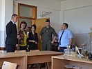Rundgang durch die Schule mit dem Bürgermeister und dem Direktor. (Bild öffnet sich in einem neuen Fenster)