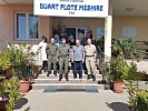 Die CIMIC-Soldaten vor dem Kinderheim. (Bild öffnet sich in einem neuen Fenster)