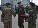 Ein letztes Shake-hands von Brigadier Riemer mit Generalmajor Fungo, l. (Bild öffnet sich in einem neuen Fenster)