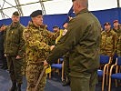 Generalmajor Fungo, l., übergibt die Fahne derLogistikgruppe. (Bild öffnet sich in einem neuen Fenster)