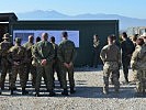 Die Soldaten bereiten sich vor. (Bild öffnet sich in einem neuen Fenster)