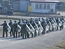 Soldaten in voller Ausrüstung für "Crowd and riot control". (Bild öffnet sich in einem neuen Fenster)