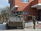 Die österreichischen Soldaten bei der Evakuierungsübung. (Bild öffnet sich in einem neuen Fenster)