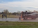 Der gepanzerte Wasserwerfer wird mit "Molotov-Cocktails" beworfen. (Bild öffnet sich in einem neuen Fenster)