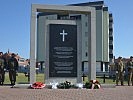 Das Denkmal, flankiert mit den Fahnentrupps aus Ungarn und Österreich. (Bild öffnet sich in einem neuen Fenster)