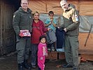 Zwei CIMIC-Soldaten bei der Geschenkübergabe an die Familie Alijai. (Bild öffnet sich in einem neuen Fenster)