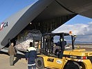 Eine Flugpalette wird aus einer C-130 "Hercules" entladen. (Bild öffnet sich in einem neuen Fenster)