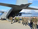 Neu eingetroffene Soldaten verlassen den Flieger über die Heckrampe. (Bild öffnet sich in einem neuen Fenster)