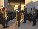 Die Ausrüstung der Militärpolizei wird den Gästen erklärt. (Bild öffnet sich in einem neuen Fenster)