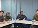 Das Filmteam bei der Einweisung durch Oberleutnant Wolfgang Weiss, r. (Bild öffnet sich in einem neuen Fenster)