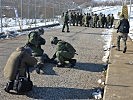 Übung: Ein Aggressor wird von zwei Soldaten fixiert. (Bild öffnet sich in einem neuen Fenster)