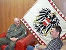 Paul Tikal beim Interview mit Oberst Markus Prammer. (Bild öffnet sich in einem neuen Fenster)