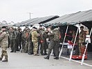 Das Marschgepäck der Teilnehmer wird vor dem Start gewogen. (Bild öffnet sich in einem neuen Fenster)
