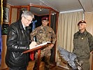 Landeshauptmann Kaiser beim Eintrag ins Gästebuch. (Bild öffnet sich in einem neuen Fenster)