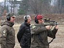 Brigadier Gitschthaler beim Scharfschießen. (Bild öffnet sich in einem neuen Fenster)