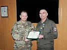 Vizeleutnant Rosner mit Brigadegeneral Powell bei der Medailienübergabe. (Bild öffnet sich in einem neuen Fenster)
