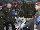 Commenda und Kunasek informierten sich über die Ausrüstung der Truppe. (Bild öffnet sich in einem neuen Fenster)