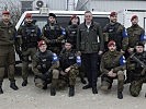 Der Minister mit Soldaten der internationalen Militärpolizei-Einheit. (Bild öffnet sich in einem neuen Fenster)