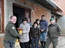Die Spendenübergabe an die Familie Bytyqi. (Bild öffnet sich in einem neuen Fenster)