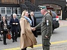 Oberst Markus Prammer begrüßt die Außenministerin. (Bild öffnet sich in einem neuen Fenster)