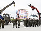 Die Fahnentrupps und der Ehrenzug bei der Meldung. (Bild öffnet sich in einem neuen Fenster)