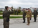 Oberstleutnant Wilfing meldet Generalmajor Cuoci die ausgerückte Truppe. (Bild öffnet sich in einem neuen Fenster)