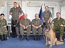 Die Hundeführer mit Hunden beim Dienstantritt. (Bild öffnet sich in einem neuen Fenster)