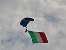 Italienische Falschirmspringer sorgten für Begeisterung. (Bild öffnet sich in einem neuen Fenster)