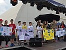 Kosovarische Schulkinder überraschten Generalmajor Cuoci nach seiner Rede. (Bild öffnet sich in einem neuen Fenster)