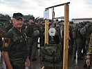 Vizeleutnant Alfred Salzmann bei der Gepäckskontrolle. (Bild öffnet sich in einem neuen Fenster)