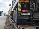 Millimeterarbeit beim Verladen der LKW. (Bild öffnet sich in einem neuen Fenster)