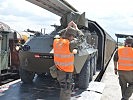 Ein Radpanzer "Pandur" wird verladen. (Bild öffnet sich in einem neuen Fenster)
