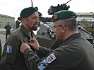 Oberst Lampl verleiht die Einsatzmedaille an Stabswachtmeister Richard J. (Bild öffnet sich in einem neuen Fenster)