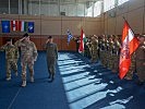 Abschreiten der Front durch KFOR-Kommandant Generalmajor Salvatore. (Bild öffnet sich in einem neuen Fenster)