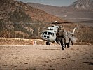 Zügiges Absitzen aus einem kroatischen Hubschrauber mit CRC-Ausrüstung. (Bild öffnet sich in einem neuen Fenster)