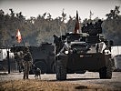 Ein Radpanzer "Pandur" unterstützt beim Einsatz des Sprengstoffsuchhundes. (Bild öffnet sich in einem neuen Fenster)