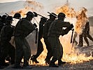 Soldaten üben das Verhalten beim Bewurf mit Brandflaschen. (Bild öffnet sich in einem neuen Fenster)