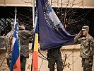 Vizeleutnant Werner Truskaller beim Einholen der alten KFOR-Fahne. (Bild öffnet sich in einem neuen Fenster)