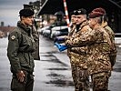 Wachtmeister Peter Hütteneder wird die 23. Missionsflagge überreicht. (Bild öffnet sich in einem neuen Fenster)