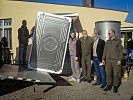 Ein kurzes Gruppenfoto, wärend die Sonnenkollektoren entladen werden. (Bild öffnet sich in einem neuen Fenster)