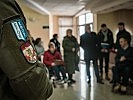 Österreichische Soldaten helfen bedürftigen Menschen im Kosovo. (Bild öffnet sich in einem neuen Fenster)