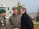 V.l.: Oberst Bakhsh und Schinnerl im Gespräch mit Botschafter Pfandler. (Bild öffnet sich in einem neuen Fenster)