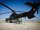 Militärpolizisten üben mit einem Hubschrauber der Schweizer Armee. (Bild öffnet sich in einem neuen Fenster)