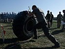 Training mit einem 225 kg schweren Reifen. (Bild öffnet sich in einem neuen Fenster)