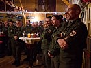 Die Einsatzkräfte bei der Weihnachtsfeier im Camp... (Bild öffnet sich in einem neuen Fenster)