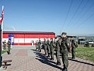 Unter Covid-19-Schutzmaßnahmen werden diese Soldaten verabschiedet. (Bild öffnet sich in einem neuen Fenster)