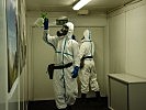 Soldaten des Desinfektionsteams unterstützen das KFOR-Kontingent. (Bild öffnet sich in einem neuen Fenster)